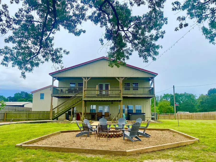 Back side of Barndominium overlooking Toledo Bend Lake